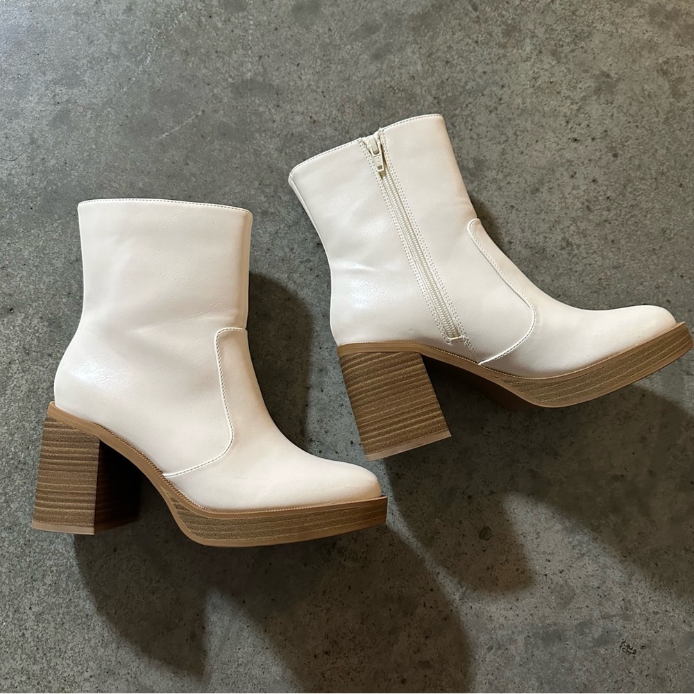 Chunky white platform boots 7.5